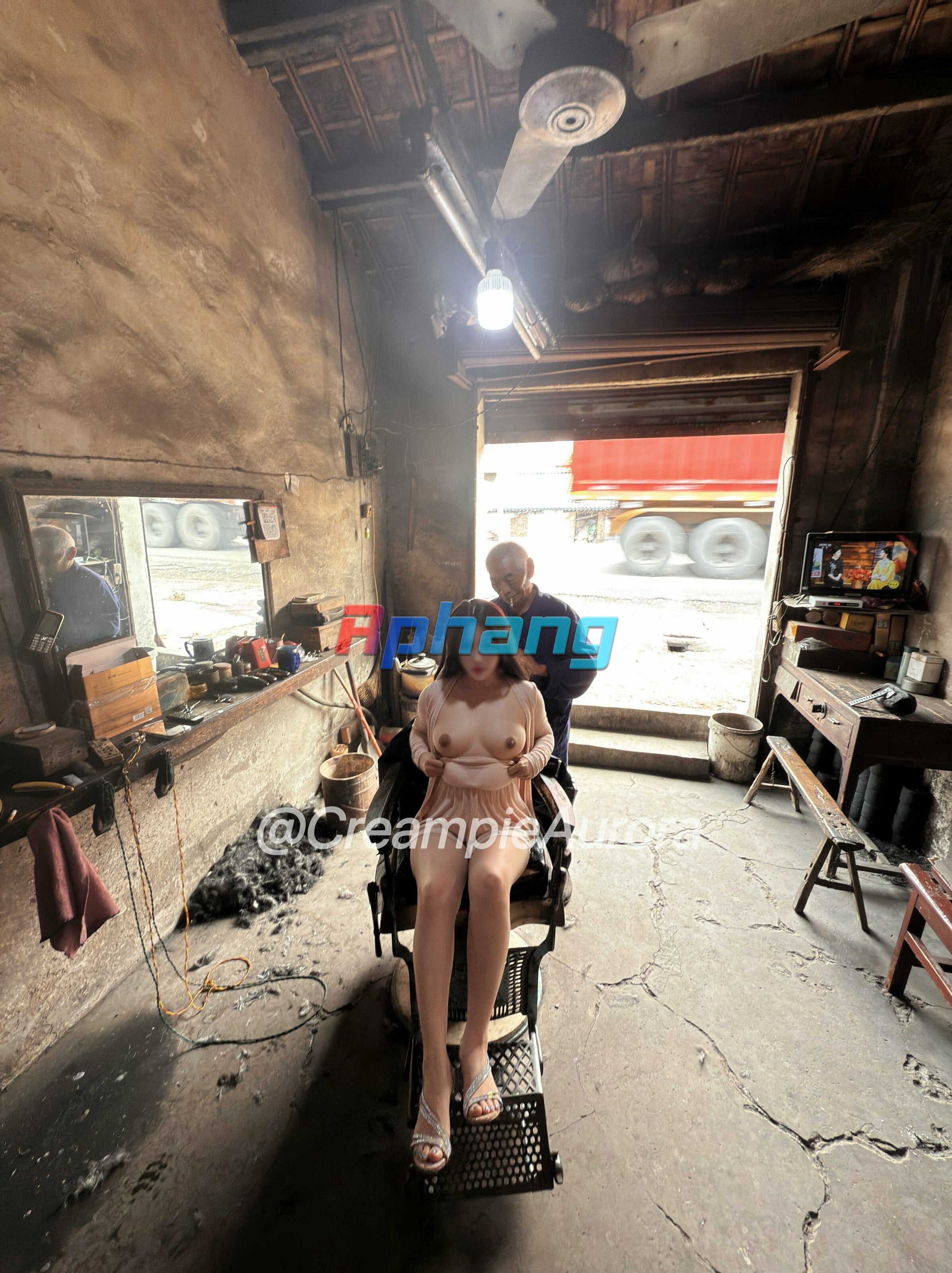GqLwR6AboAAPmJX.jpg